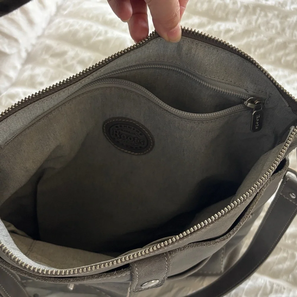 Roots Gray Crossbody Bag with Front Pockets - Picture 7 of 11